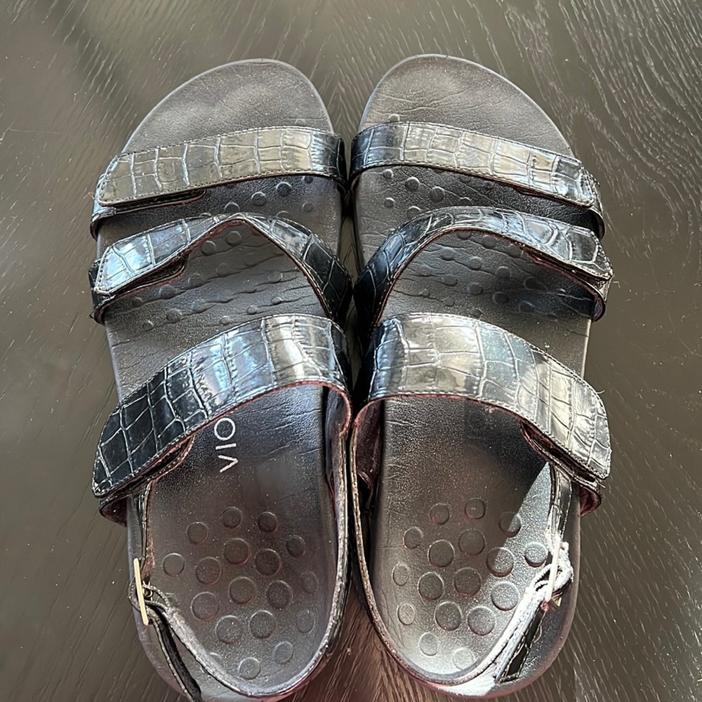 Vionic Black Croc-Embossed Triple-Strap Sandals 9 WIDE